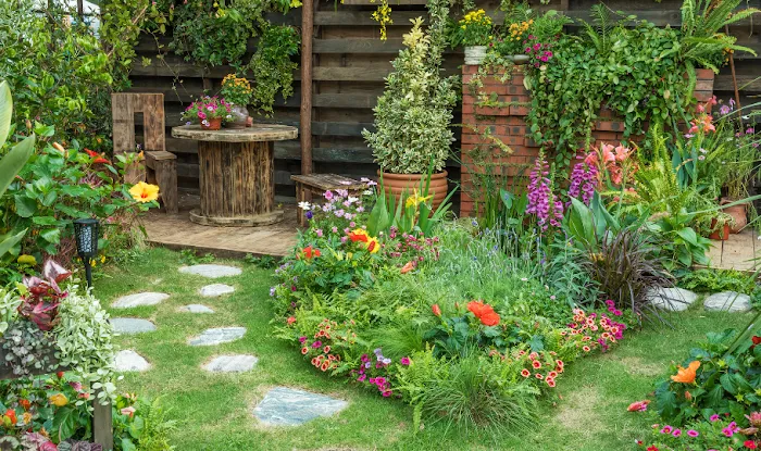 VibrantViews Landscaper Picture 8