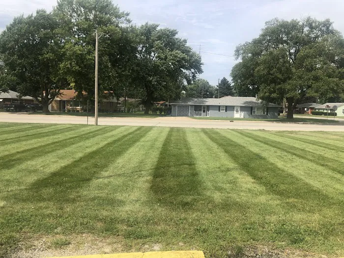 Quick Cuts Lawn Care Picture 3