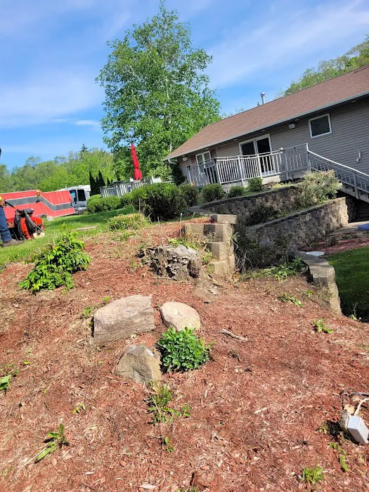 Benny & Ericks Landscaping Picture 3