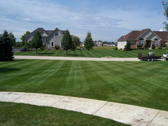 Four Seasons Lawn Care & Landscape Maintenance Picture 2