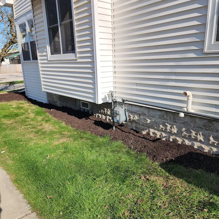 Janice's Maintenance Care Landscaping Picture 2