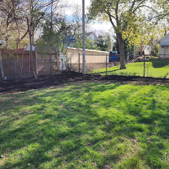 Janice's Maintenance Care Landscaping Picture 3