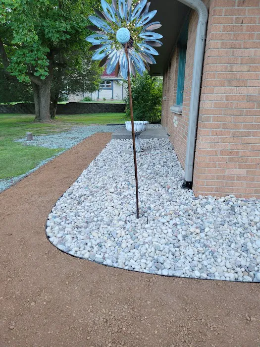 Dennis' Lawn & Landscaping Picture 3