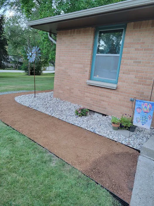 Dennis' Lawn & Landscaping Picture 1