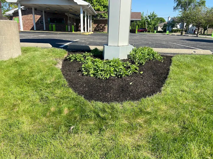 Redlawns Lawn & Landscape LLC Picture 2