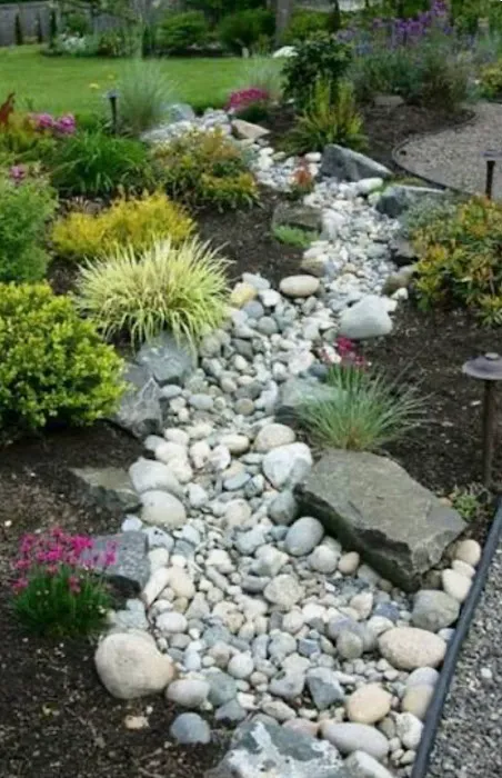 Mowtown Lawn & Landscape Picture 1
