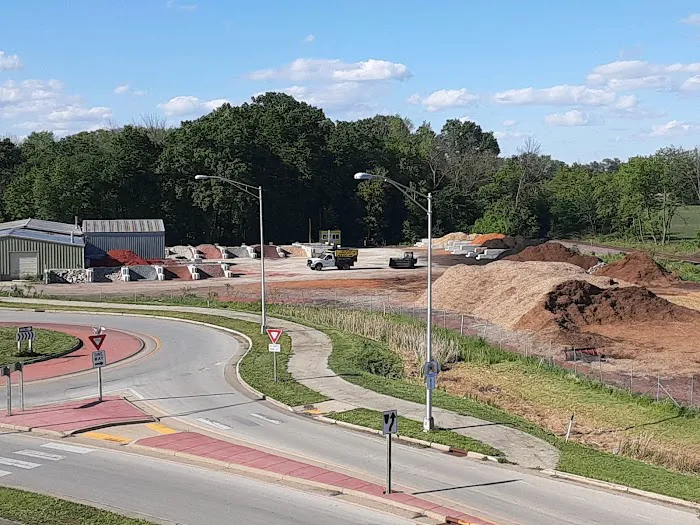 Bags and Bulk Landscape Supply Yard Picture 8
