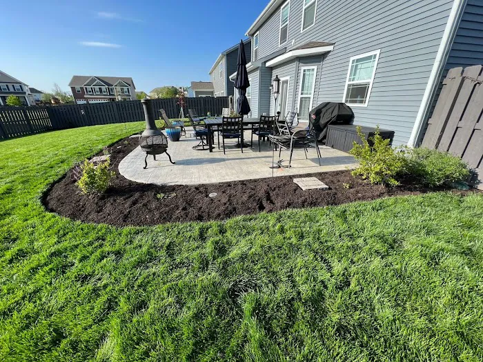 E & R Landscaping LLC Picture 1
