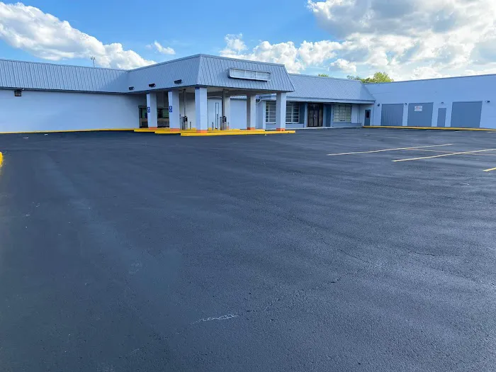 Mr landscaping and parking lot maintenance / Landscaping & Asphalth Maintenance Picture 4