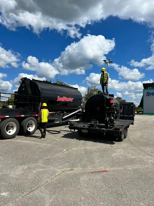 Mr landscaping and parking lot maintenance / Landscaping & Asphalth Maintenance Picture 6