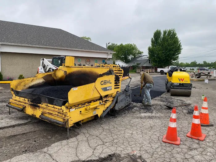 Mr landscaping and parking lot maintenance / Landscaping & Asphalth Maintenance Picture 7