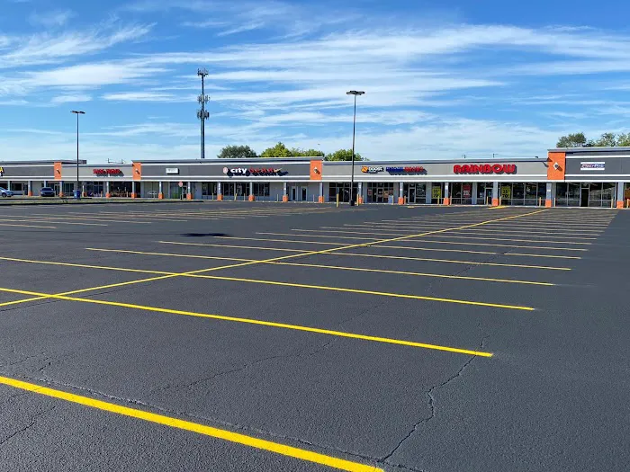 Mr landscaping and parking lot maintenance / Landscaping & Asphalth Maintenance Picture 8