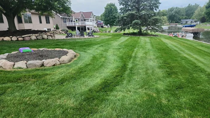 Reyes Landscaping, LLC & Hardscape Picture 6