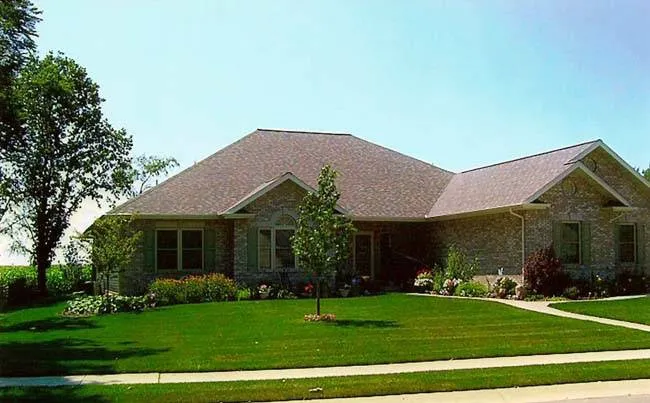 Phillippe Lawn and Landscape Picture 1