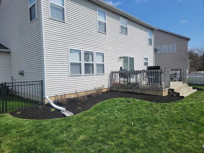 Grateful Grass Lawn and Landscape Maintenance Picture 2