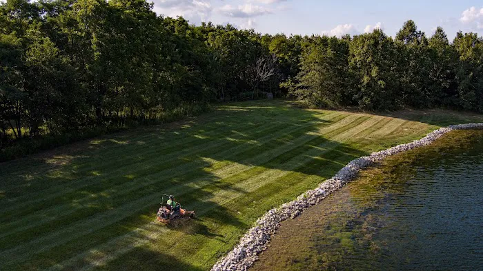 Kickin' Grass Lawn Care Picture 3