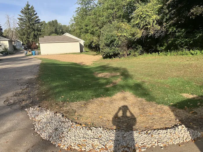 Earth-Works Lawn & Landscape Picture 2