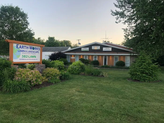 Earth-Works Lawn & Landscape Picture 1