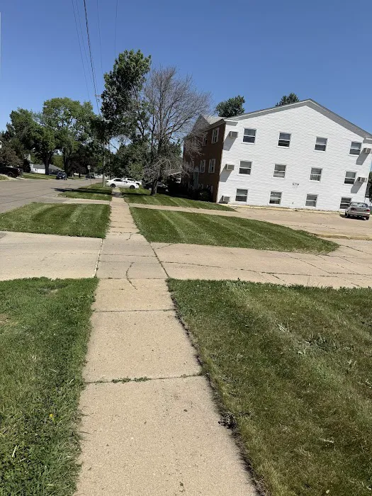 Premier Grounds & Hardscape Picture 1