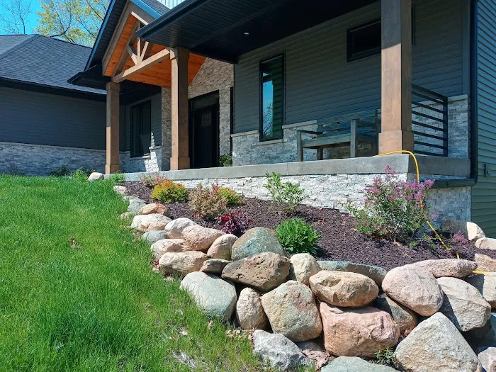 Prairie Rose Lawn & Landscape Picture 1