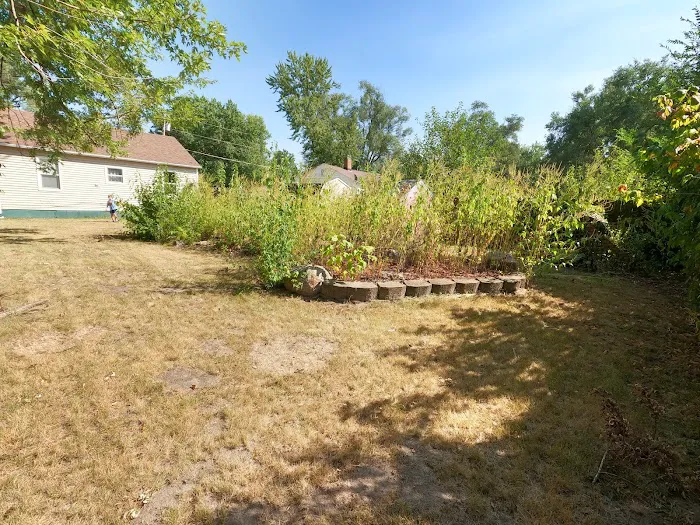 LC HOME & LAWN Picture 10