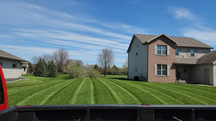 DH Lawn Maintenance LLC Picture 1