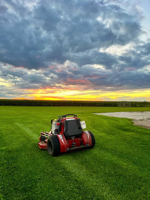 Above & Beyond Lawn Care / Serving Decatur Illinois & Surrounding Area / Commercial & Residential Picture 1
