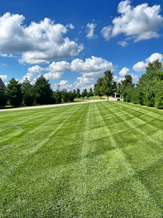 Above & Beyond Lawn Care / Serving Decatur Illinois & Surrounding Area / Commercial & Residential Picture 4