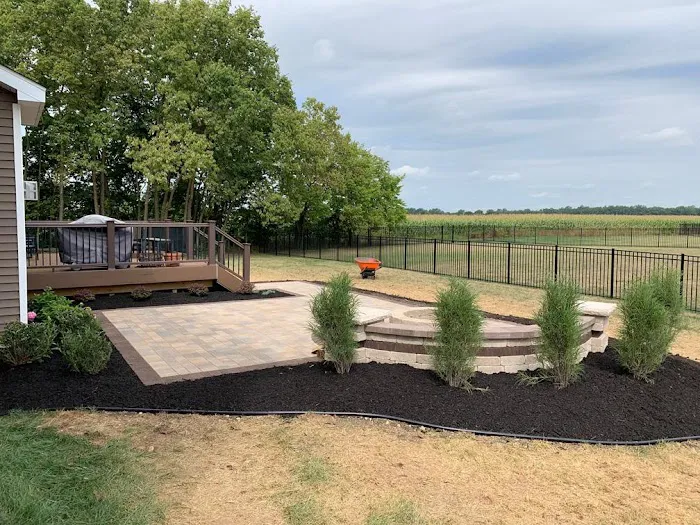 Elliott Land and Hardscaping Picture 1