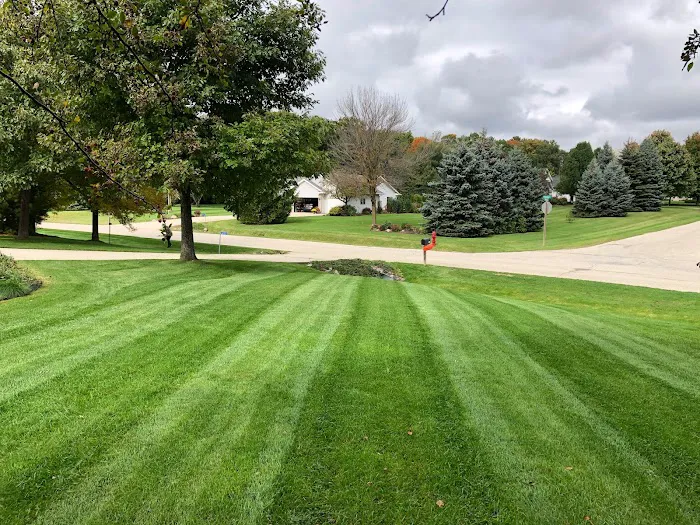Mueller Lawn Manicuring LLC Picture 3