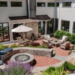 How to Plan a Backyard for Entertaining Large Groups
