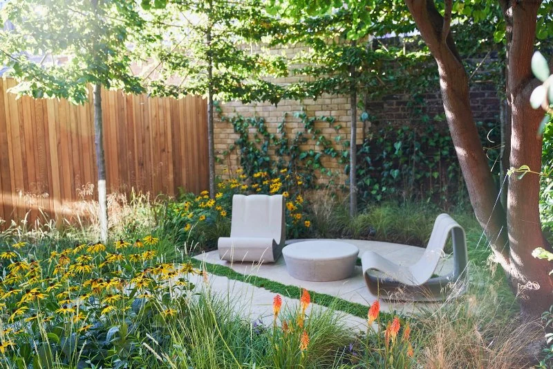 How to Design Outdoor Seating Areas That Encourage Conversation