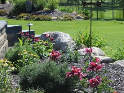 How to Incorporate Hardscape Accents Into a Softscape Plan for Balanced Landscapes